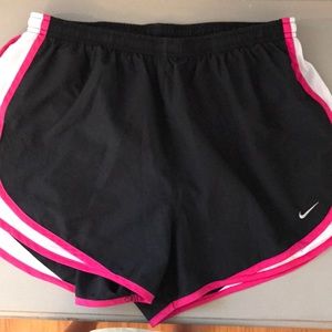 Women's Nike tempo dri-fit shorts - Black w/ Pink